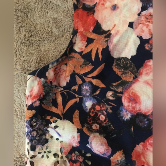 Floral crop with laser cut flowers - Picture 5 of 6